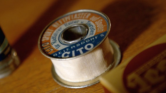 Cito sollte eigentlich ein neues Plaster werden, aber es klebte zu stark an der Haut. Cito war der Vorläufer von Tesafilm. Cito sollte eigentlich ein neues Plaster werden, aber es klebte zu stark an der Haut. Cito war der Vorläufer von Tesafilm. © NDR/Docstation