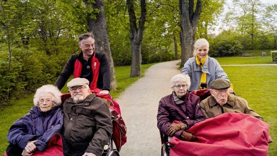 Kopenhagen die Fahrradstadt schlechthin. Ina Müller macht mit den Senioren der Bewegung Cycling without Age eine Ausfahrt mit dem Fahrrad zusammen mit Gründer Ole Kassow. © NDR/Björn Lindenblatt 