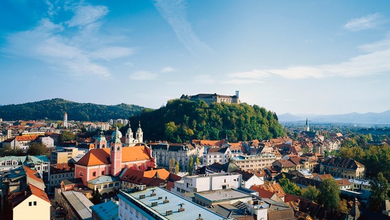 Blick auf Ljubljana; im Hintergrund die Burg. © NDR/HR/www.slovenia.info/Branko Cvetkovi 