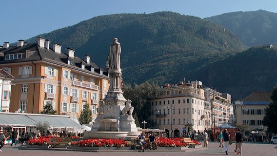 Blick auf den Waltherplatz in Bozen mit dem Waltherdenkmal. © NDR/HR 