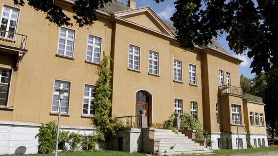 Die sogenannte "Villa Hauff". Ludwig Freiherr von Hauff, ein Nachfahre des Märchen-Dichters Wilhelm Hauff, kaufte das Gut Alt Rehse Ende des 19. Jahrhunderts und ließ im Park ein Schloss errichten. © NDR/Populärfilm 