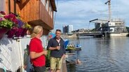 Dörfliche Nachbarschaft Im Hafen. © NDR/Ralph Alexowitz 