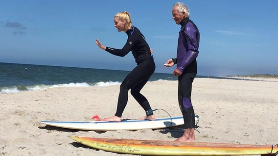 Judith Rakers (links) und Uwe Behrens (rechts) beim Surf-Training © NDR/Doclights GmbH/Maja Botic 
