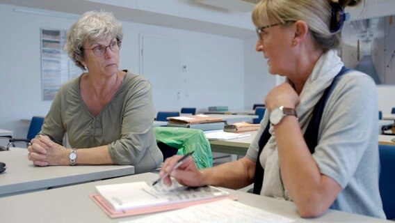 Ein schwerer Entschluss: Die ehemalige SED-Parteisekretärin Sabine Stoof (l.) will 30 Jahre nach dem Mauerfall ihre Stasi-Akte einsehen. Ein schwerer Entschluss: Die ehemalige SED-Parteisekretärin Sabine Stoof (l.) will 30 Jahre nach dem Mauerfall ihre Stasi-Akte einsehen. © NDR/Martin Kobold