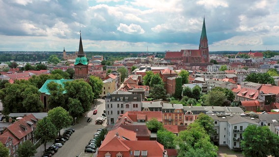 Die Schweriner Schelfstadt zwischen gotischen Dom und barocker Schelfkirche - ein Traum für Architektur-Fans. © NDR/Thomas Balzer 