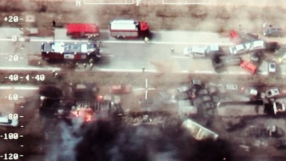 Bild von oben auf die Massenkarambolage auf einer Autobahn. © NDR 