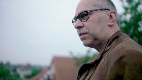 Ein Mann mit kurzen Haaren und Brille im Profil. © NDR 