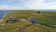 Hallig Hooge von oben betrachtet. © NDR 