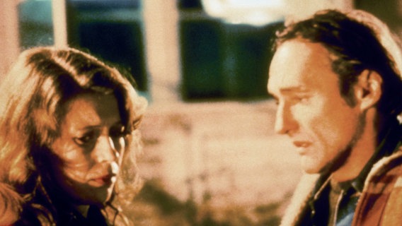 Marianne Zimmermann (Lisa Kreuzer) ist wegen des mysteriösen Amerikaners Tom Ripley (Dennis Hopper) besorgt, der ihren schwerkranken Mann verfolgt © NDR/SWR 