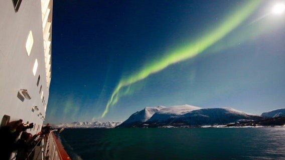 Im Winter reisen vor allem Polarlichtfans auf der Hurtigroute. Und sie werden nicht enttäuscht. © NDR/Sebastian Sievert 