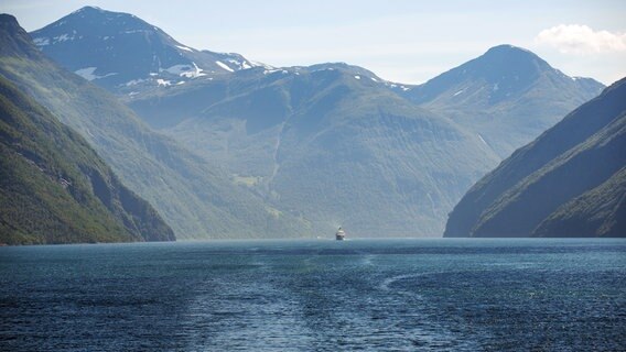 Angesichts der Majestät der großen Fjorde Norwegens wirkt sogar ein Kreuzfahrtschiff ganz klein. © NDR/Michel Struve 