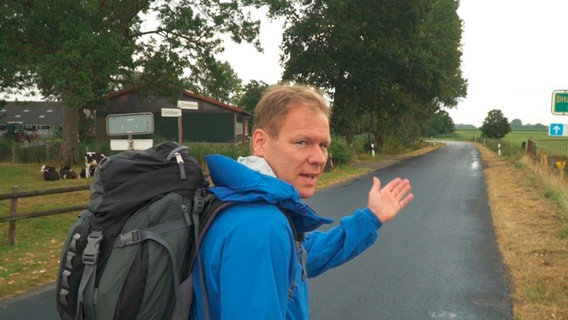Ohne Zelt und ohne Geld: gemeinsam mit seinem Kameramann muss Thilo 50 km in drei Tagen schaffen  mit so wenig Abweichungen wie möglich. © NDR 