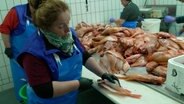 Unter den Fischgroßhändlern ist Heidi Meyer die einzige Frau. © NDR 