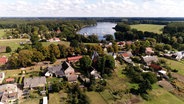 In Buchholz am äußersten Zipfel des Müritzsees wird es ruhig, wenn im Herbst die Touristen weg sind. Dann übernehmen die Buchholzer mit ihren Geschichten wieder das Dorf. © NDR/Videomagic 