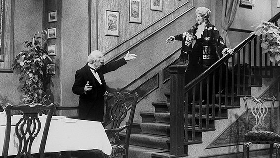 Jedes Jahr die gleiche Prozedur: Der Butler James (Freddie Frinton) geleitet Miss Sophie (May Warden) zum Dinner. © NDR/Annemarie Aldag 