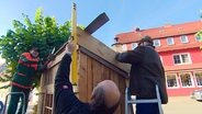 Anpacken fürs Krippendorf: 23 lebensgroße Krippen bauen die Dorfbewohner für ihr Krippendorf auf. In diesem Jahr gibt es auch einen Neubau bei Neu-Wiedaer Jürgen. © NDR/MfG-Film 