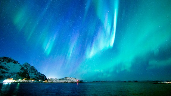Polarlichter - wissenschaftlich Aurora Borealis - entstehen, wenn geladene Teilchen aus der Erdatmosphäre auf Sauerstoff- und Stickstoffatome in der Hochatmosphäre treffen. © NDR 