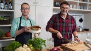NDR Fernsehkoch Tarik Rose und Ernährungs-Doc Matthias Riedl verwandeln diesmal die Küche in eine Backstube. Damit liegen sie voll im Trend, denn immer mehr Menschen erfreuen sich am Backen, zum Beispiel an der Herstellung vom eigenen Brot. © NDR/dmfilm/Florian Kruck 
