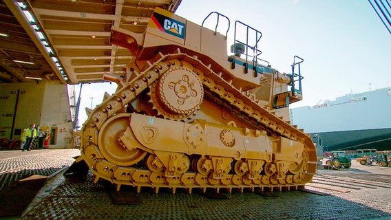 Viele der größten Baumaschinen, die in Deutschland unterwegs sind, kommen in Bremerhavens High & Heavy Terminal an. © NDR/FILMBLICK Hannover 