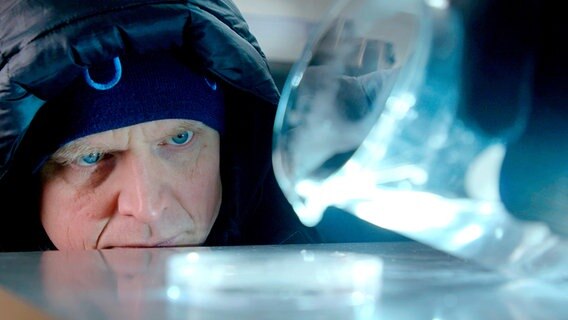 Eis ist nicht gleich Eis, und Schnee schon gar nicht gleich Schnee. Wissenschaftler Alex Klein-Paste weiß alles über das gefrorene Element. © NDR/Hamburg Enterprises/NRK/SVT/YLE 
