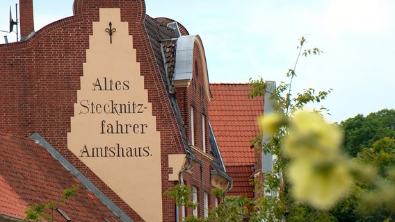 Das Stecknitzfahrer-Amtshaus in der Lübecker Hartengrube erinnert an die Stecknitzfahrer, die im Mittelalter Salz von Lüneburg nach Lübeck transportierten. Heute ist dort ein kleines Szenelokal. © NDR 