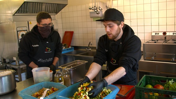 Die mittlerweile preisgekrönte Idee der Reste-Ritter ist während eines Studienprojekts geboren. Seitdem sind Nick Eßwein und Moritz Dietzsch fast täglich im Kampf gegen Lebensmittelverschwendung aktiv. © NDR/Produktion Clipart 