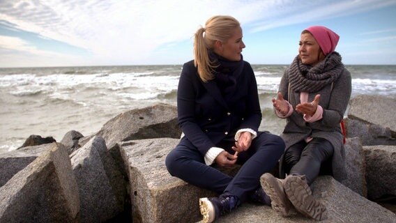 Judith Rakers und Claudia Schmutzler im Gespräch am Strand von Hiddensee. © NDR/doclights/Michel Wehmschulte 