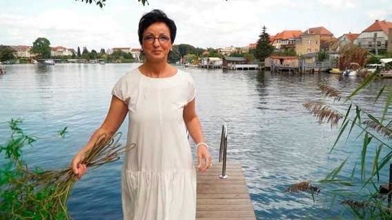 "Ich mag mich nur noch mit Dingen umgeben, die mich selbst erfüllen.", ist das Credo von Annette Gundlach. In Malchow hat sie zwei Hotels, drei Boutiquen, ein Restaurant und plant und führt nebenbei etliche Hochzeiten im Jahr für ihre Gäste durch. © NDR 