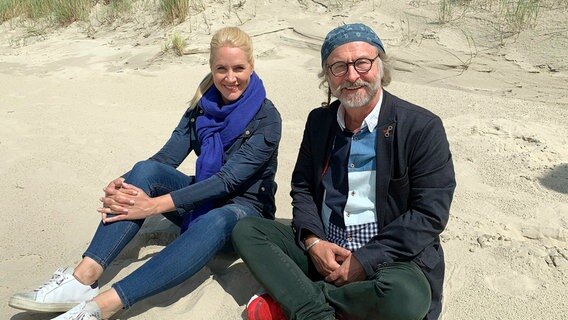 Judith Rakers und Ostfriesland-Krimiautor Klaus-Peter Wolf am Strand von Langeoog. © NDR/Doclights/Michel Wehmschulte 