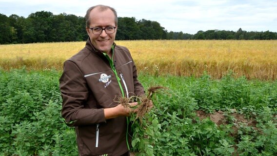 Landwirt Jochen Hartmann ist Teil eines Forschungsprojektes. © NDR/Nora Stoewer 