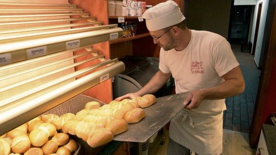 Frisch aus dem Ofen kommen die knusprigen Brötchen. Bereits um 04:30 Uhr erwartet Bäckermeister Daniel Schwabe die ersten Kunden. © NDR/Populärfilm 