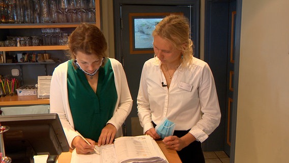 Hotelbetreiberin Annika Levsen ist froh, dass sich Lisa aus Fulda entschieden hat, die komplette Sommersaison im Hotelbetrieb auszuhelfen. © NDR 