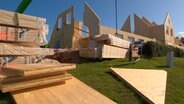 Mehr als 40 Tonnen Fichtenholz stecken im neuen Gasthaus "Hooger Fähre" auf der Nordseeinsel Pellworm. © NDR 