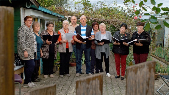 Der Chor "Heimatglocken" probt in der Kleingartenanlage in Lahr Kippenheimweiler. Der Chor "Heimatglocken" probt in der Kleingartenanlage in Lahr Kippenheimweiler. © NDR/Aspekt Telefilm