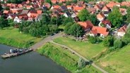 Gierseilfähre in Hemeln mit dem Gasthaus "Zur Fähre". © NDR 