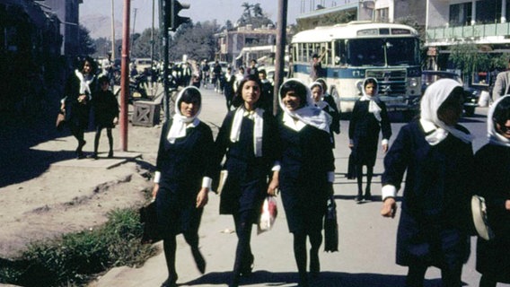 Afghanische Schulmädchen in Kabul auf dem Weg zur Schule, Afghanistan 1967/68 © NDR/Dr. Bill Podlich 