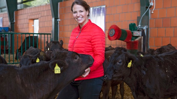 Gastgeberin Marisa Marquardt mit den Wagyu-Rindern. © NDR/WDR/Melanie Grande 