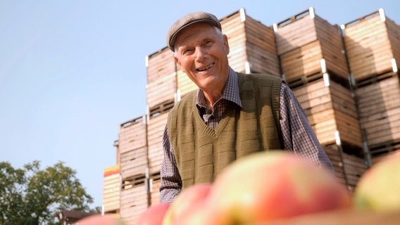 Günther von Riegen ist auch mit 88 Jahren noch täglich auf dem Apfelhof in Neuenfelde unterwegs. Hier hilft er beim Sortieren. © NDR/Henning Rütten 