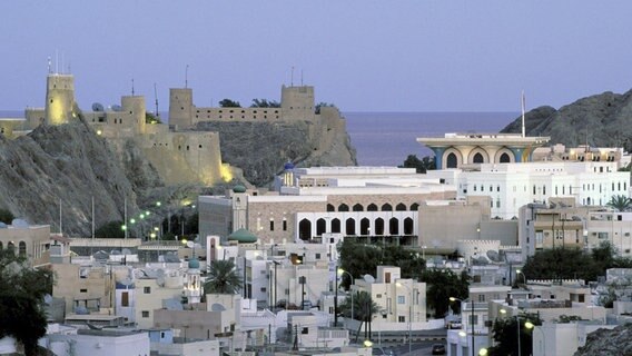 Historischer Teil einer modernen Stadt: Zwei Festungen wachen über dem Al Alam Palast in Omans Hauptstadt Muscat. Historischer Teil einer modernen Stadt: Zwei Festungen wachen über dem Al Alam Palast in Omans Hauptstadt Muscat. © NDR/Sultanate of Oman, Ministry of Tourism/Hanne & Jnes Eriksen