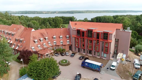 Nochmal richtig investiert haben die Besitzer des Hotels Bornmühle in Groß Nemerow. 31 neue Zimmer und Suiten - fast alle mit Seeblick. © NDR 