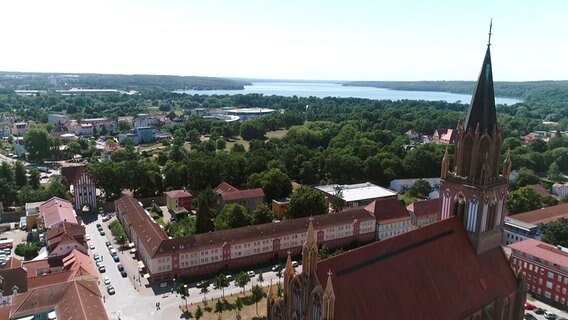 Umgeben von Wald und direkt an der Stadt Neubrandenburg liegt der Tollensesee. © NDR 