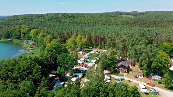 Der einzige Campingplatz am Tollensesee ist Gatsch Eck. Ihn gibt es schon seit den 1960er Jahren. © NDR 