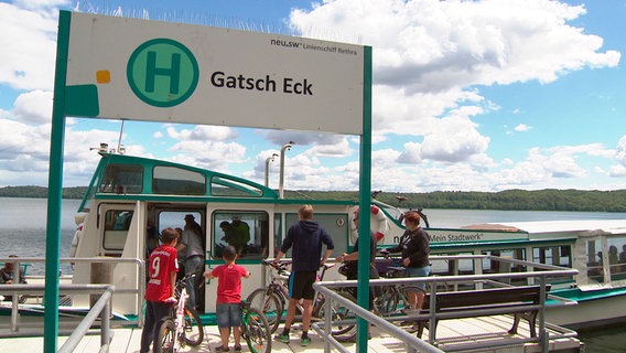 Das Linienschiff "Rethra" ist so etwas wie der Bus auf dem Tollensesee, jeden Tag zwei Touren mit mal 11 oder 13 Haltestellen. © NDR 