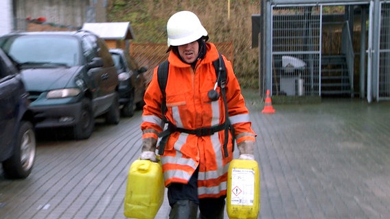 Der Feuerwehr-Parcours fordert Kraft und Ausdauer und simuliert einen Feuerwehreinsatz in voller Montur. © NDR/FILMBLICK 