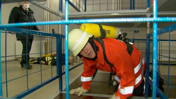 Der Feuerwehr-Parcours fordert Kraft und Ausdauer und simuliert einen Feuerwehreinsatz in voller Montur. Der Feuerwehr-Parcours fordert Kraft und Ausdauer und simuliert einen Feuerwehreinsatz in voller Montur. © NDR/FILMBLICK