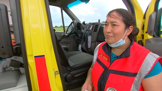 Dr. Annick Goltz ist die neue Inselärztin auf Wangerooge. Notfälle werden hier oft mit dem Rettungshubschrauber aufs Festland geflogen. © NDR/AZ Media 