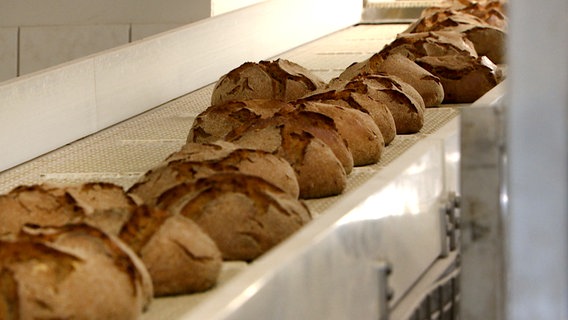Wird die neue Brotsorte den Kunden schmecken? © NDR/Film- & Fernsehproduktion Video Magic - Staufenbiel GmbH 