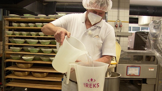 Volker Kröger kreiiert bei den Mecklenburger Backstuben neue Brotsorten - heute © NDR/Film- & Fernsehproduktion Video Magic - Staufenbiel GmbH 