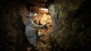 Tief im Berg ist ein alter Bergbau-Stollen verschüttet. Die Vereinsmitglieder "Roter Bär" vermuten dahinter Jahrhunderte alte Spuren alter Bergleute. © NDR/nahaufnahme/Stefan Radüg 