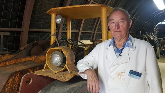 Fast 40 Jahre unter Tage: Volker Sturm ging als 16-Jähriger in die Lehre als Bergmanns. Heute ist er 80 und leitet ehrenamtlich ein kleines Bergbau-Museum. Fast 40 Jahre unter Tage: Volker Sturm ging als 16-Jähriger in die Lehre als Bergmanns. Heute ist er 80 und leitet ehrenamtlich ein kleines Bergbau-Museum. © NDR/nahaufnahme/Stefan Radüg
